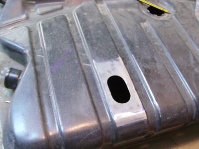 IMGP0103.JPG (75.43 Kio) Vu 3299 fois Trou pour le montage de la pompe