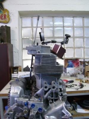 IMGP0219.JPG (83.4 Kio) Vu 4665 fois A mi levée sans lash caps la tige de culbu et la vis ne sont pas alignés