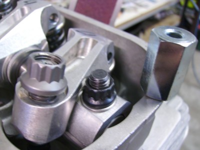 IMGP0220.JPG (54.67 Kio) Vu 3805 fois Ici ça passe fin avec l'ecrou de rampe, l'ecrou de cache culbu passera jamais