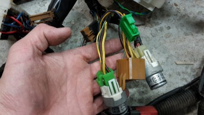 20160103_145557.jpg (61.84 Kio) Vu 3566 fois Relais pompe à essence (socle vert), relais principal (socle marron).