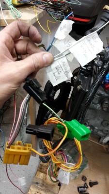 20160107_182304.jpg (73.1 Kio) Vu 4294 fois Vers l'avant de l'auto (dans mon cas compteur un Sub) : L'info compte-tours, l'alerte huile, la tempé d'eau, les prises de diag). J'ai aussi mis là le fil pour l'info vitesse, même s'il partira vers la boite.
