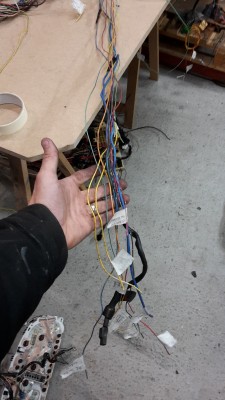 20160107_182442.jpg (66.01 Kio) Vu 4294 fois Vers une platine à créer, avec fusibles et relais : alim +12v, commande relais pompe à essence, commande relais principal, commande ventilos, masse, start signal.
