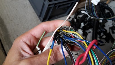 20160921_090631.jpg (58.53 Kio) Vu 5629 fois Le connecteur de Seb, les fils bleu clair et blanc/rouge dans ma main devraient être connectés ici, dans les 2 emplacements vides.