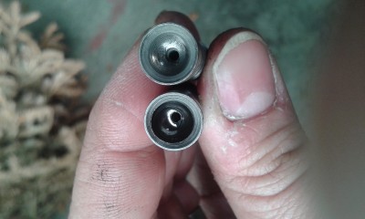 20170406_173500.jpg (1.01 Mio) Vu 8644 fois En haut un peu de pitting et en bas la tige est rentrée de 0,7mm dans la coupelle.