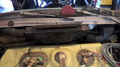 WP_20170906_16_10_13_Pro.jpg (70 Kio) Vu 7878 fois Bon, je lève une partie du voile sur mon cloisonnage, voila le premier caisson, il réutilise le principe de la ventilation de tableau de bord et sa grille de capot, j'ai tenté de maximiser la taille de la prise d'air de capot qui devient dans mon système un extracteur d'air, je m'explique, je vais créer un cloisonnement qui prend l'air dans le bas de la jupe av, refroidissant le radiateur et sortant au niveau de la baie de pare brise, ca devrait apporter un supplément d'appuis aérodynamique