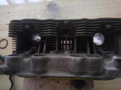 DSC_0334.JPG (54.62 Kio) Vu 11025 fois Culasse à moitié faite. Ou avant / Aprés