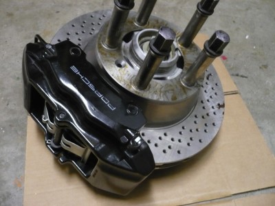 P1030016.jpg (64.87 Kio) Vu 7464 fois Disque 996 AR, coiffant un moyeu 944 atmo réusiné, et pincé par un Etrier Boxster Av