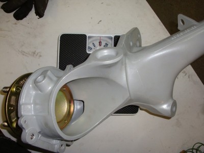 poids train arr.JPG (94.82 Kio) Vu 6189 fois Bras alu + silent bloc uréthane + rlt + arbre de roue + moyeux= 9.8Kg