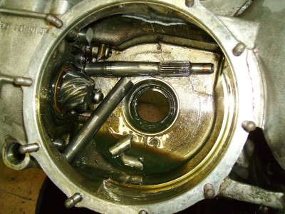 gl IMGP0199.jpg (118.28 Kio) Vu 3214 fois Et la c'est le drame! L'arbre primaire est sectionné à 2 endroits mais il n'y a pas que lui au fond du carter.