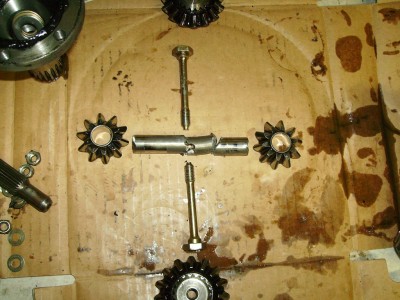 gl IMGP0201.jpg (92.73 Kio) Vu 3427 fois Voila comment vont les pièces à l'origine, l'axe des satellites est sorti du diff et est venu sectionné l'arbre primaire.