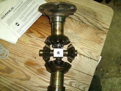 gl IMGP0202.jpg (106.81 Kio) Vu 3893 fois Le montage d'une boite 915, l'axe est bien mieux tenu et tout est surdimensionné.